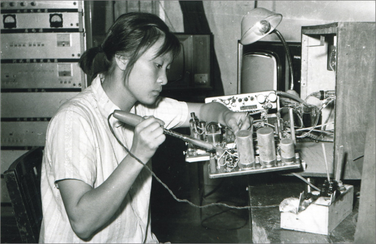 1970年，中國(guó)誕生第一臺(tái)彩色電視機(jī)，數(shù)年之后，長(zhǎng)虹才開(kāi)始電視機(jī)的研制