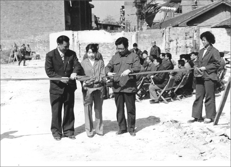 1986年，長(zhǎng)虹彩電工程奠基，這樣的剪彩儀式，剪出了中國(guó)最大的彩電生產(chǎn)基地之一