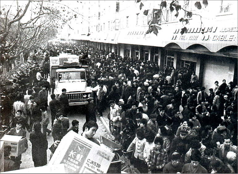 1989年，在彩電計(jì)劃調(diào)控的年代，長(zhǎng)虹彩電的降價(jià)引發(fā)搶購(gòu)潮