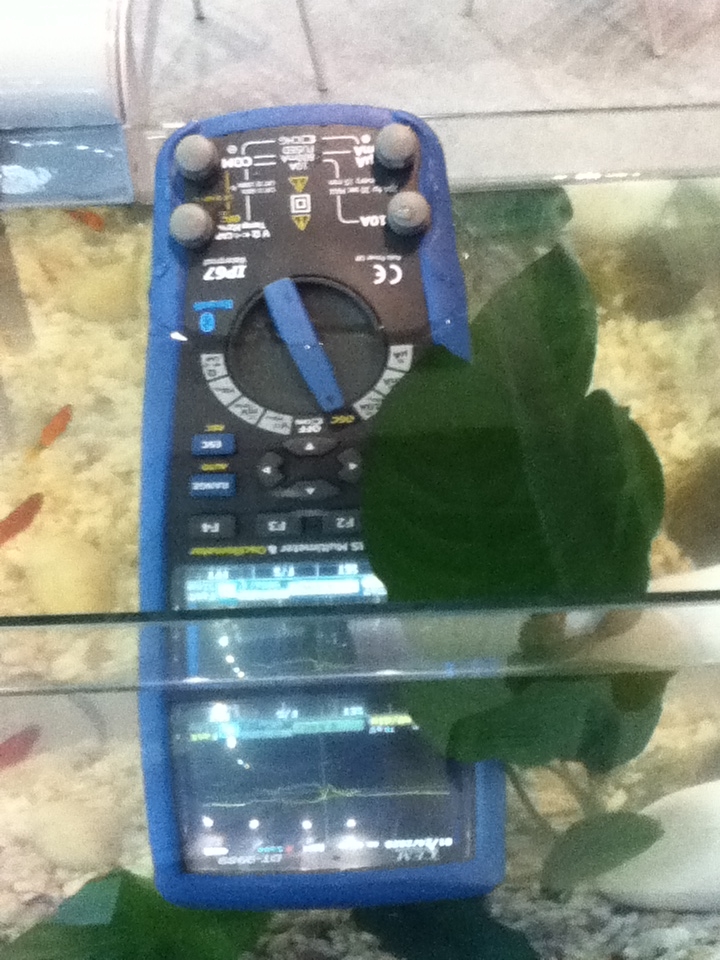 圖2:浸泡在水中的DT-99S/9989彩屏數(shù)字示波萬用表