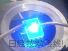   發(fā)光試驗(yàn)中的LED元件?；宄叽纾?cm見方，元件尺寸：0.3mm見方，注入電流：約200mA，中心波長(zhǎng)：450nm 