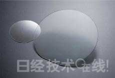 GaN晶圓。左為2英寸產(chǎn)品，右為4英寸產(chǎn)品