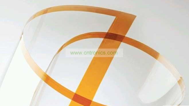 將Willow Glass卷成圓筒狀。