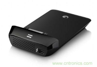 Thunderbolt高速傳輸接口可轉(zhuǎn)換成SATA接口，連接2.5寸硬盤產(chǎn)品