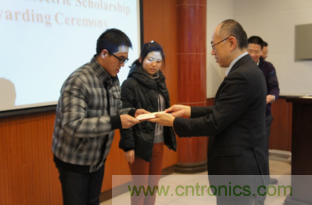 圖1:長島好克先生為獲獎同學(xué)頒獎