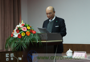 圖2:谷口豐聰先生對獲獎同學(xué)表示祝賀