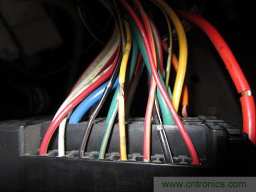 控制線25線--黃底紅條，電容器輸出線為最大的藍(lán)色線，接蓄電池正極的線為白底紅條粗線