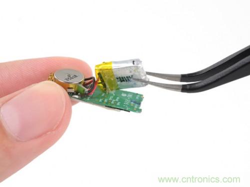 一個薄的金屬帶，電池是焊接在主板上