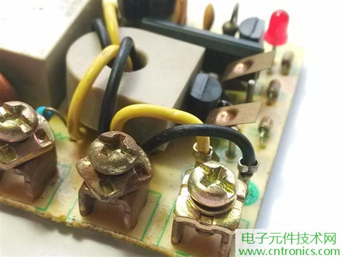 漏電保護(hù)器拆解：結(jié)構(gòu)有差異，做工不錯(cuò)