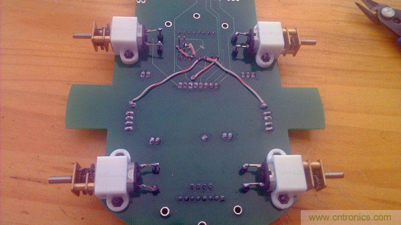 牛人力作！PCB版藍(lán)牙智能小車DIY