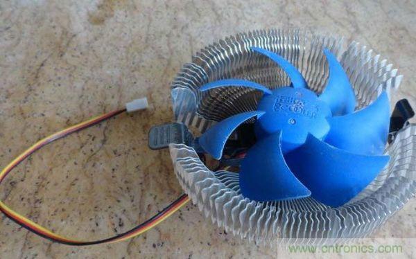 變廢為寶！風(fēng)扇散熱器變身山寨LED燈