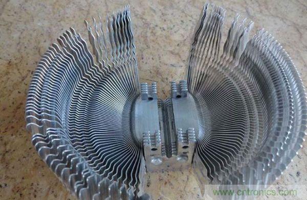 變廢為寶！風(fēng)扇散熱器變身山寨LED燈