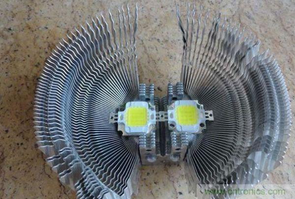變廢為寶！風(fēng)扇散熱器變身山寨LED燈