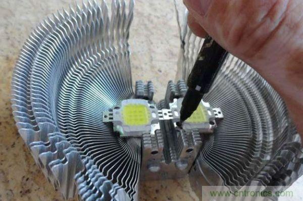 變廢為寶！風(fēng)扇散熱器變身山寨LED燈