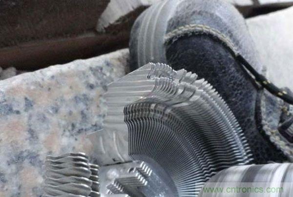 變廢為寶！風(fēng)扇散熱器變身山寨LED燈