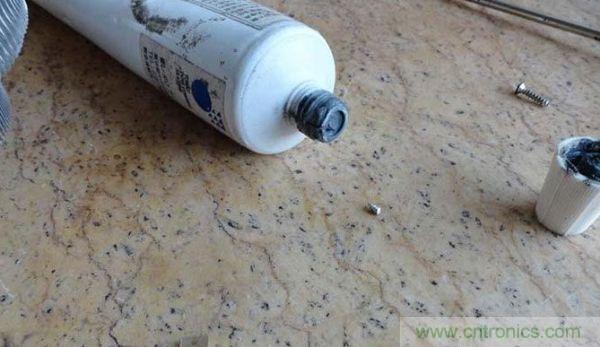 變廢為寶！風(fēng)扇散熱器變身山寨LED燈