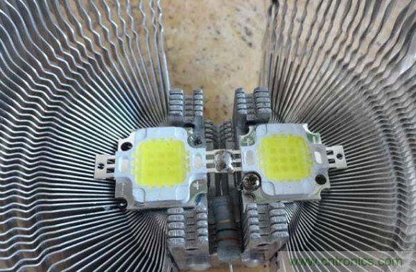 變廢為寶！風(fēng)扇散熱器變身山寨LED燈