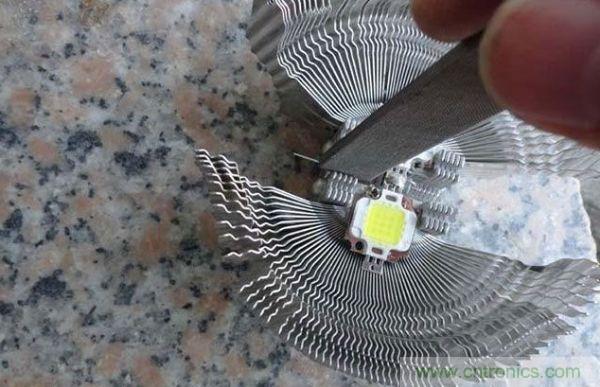 變廢為寶！風(fēng)扇散熱器變身山寨LED燈