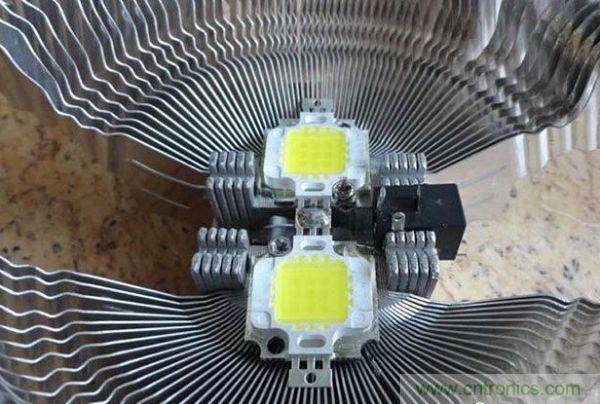 變廢為寶！風(fēng)扇散熱器變身山寨LED燈