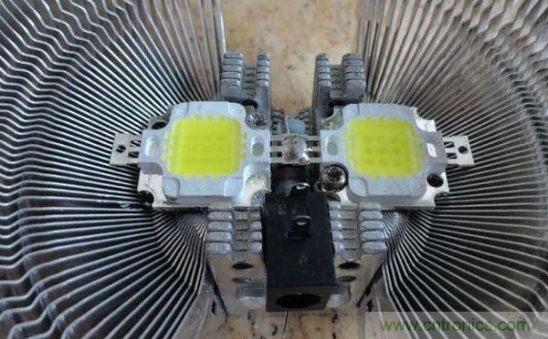 變廢為寶！風(fēng)扇散熱器變身山寨LED燈