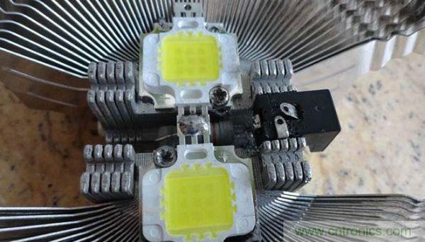 變廢為寶！風(fēng)扇散熱器變身山寨LED燈