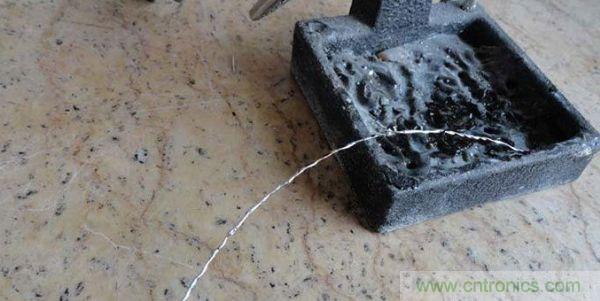 變廢為寶！風(fēng)扇散熱器變身山寨LED燈