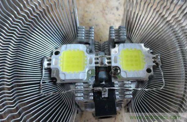 變廢為寶！風(fēng)扇散熱器變身山寨LED燈