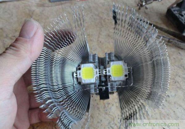 變廢為寶！風(fēng)扇散熱器變身山寨LED燈