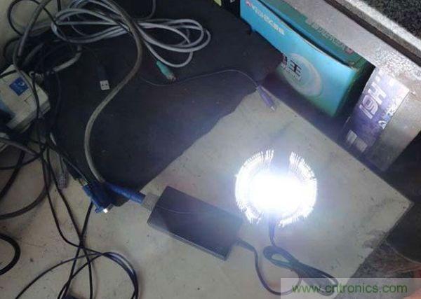 變廢為寶！風(fēng)扇散熱器變身山寨LED燈