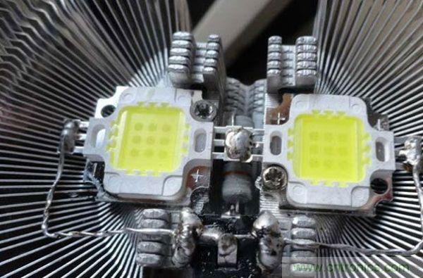 變廢為寶！風(fēng)扇散熱器變身山寨LED燈