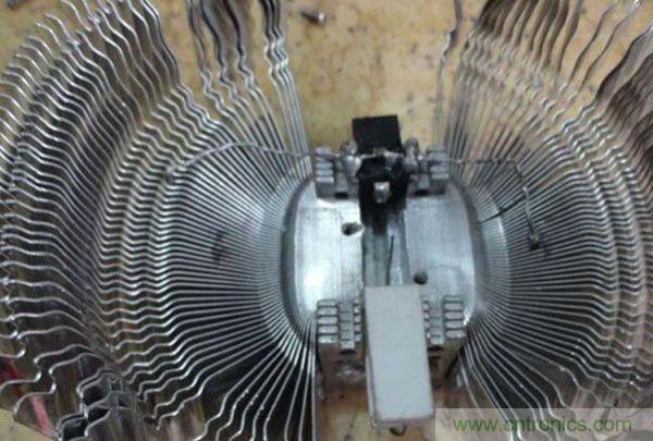 變廢為寶！風(fēng)扇散熱器變身山寨LED燈