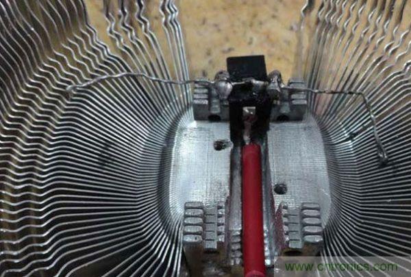 變廢為寶！風(fēng)扇散熱器變身山寨LED燈