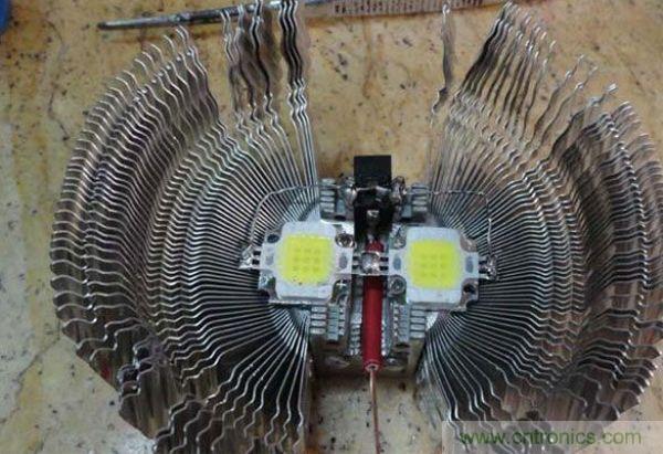 變廢為寶！風(fēng)扇散熱器變身山寨LED燈