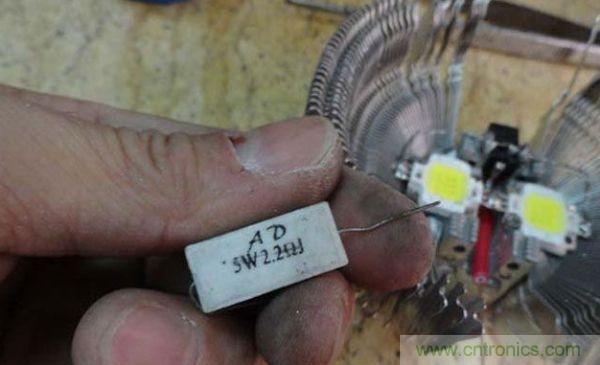 變廢為寶！風(fēng)扇散熱器變身山寨LED燈