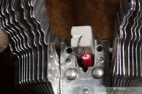 變廢為寶！風(fēng)扇散熱器變身山寨LED燈