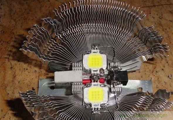 變廢為寶！風(fēng)扇散熱器變身山寨LED燈