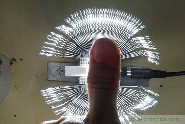 變廢為寶！風(fēng)扇散熱器變身山寨LED燈