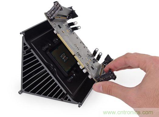 將主板摘下，處理器最后拆下