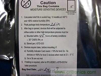 元器件的MSL標(biāo)簽，上面寫有敏感度等級5以及密封日期和烘烤指南