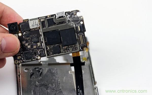 主板下仍有排線(xiàn)連接