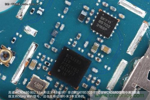高通WCN3680 802.11ac和藍(lán)牙4.0模塊，旁邊的SKY85702-11配合其使用5GHz Wi-Fi頻段