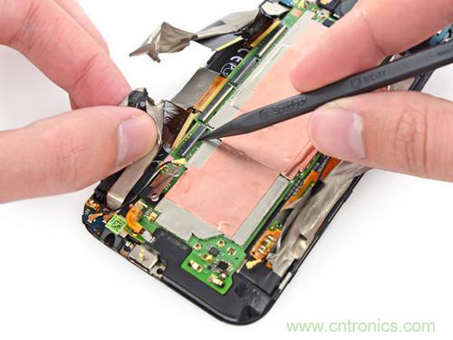 牛人強(qiáng)拆！新HTC One(M8)真機(jī)精密做工難修理