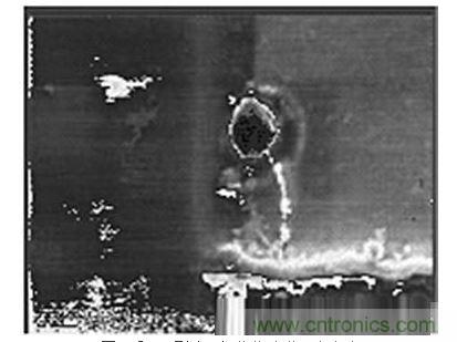 受ESD影響，氧化物沖進(jìn)一個(gè)小孔