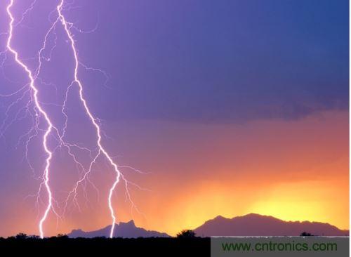 【導(dǎo)讀】處于空間變化的強(qiáng)電磁場(chǎng)中的物體，由于電磁感應(yīng)，在其內(nèi)部就會(huì)產(chǎn)生很高的感應(yīng)電動(dòng)勢(shì)，很容易造成意外?，F(xiàn)在家用電器的也采取了各種相應(yīng)的防護(hù)措施，特別是雷電的防護(hù)，不要以為在家里的電器就不怕雷電哦，“家里”也不安全的，所以雷天下電器防雷常識(shí)還是不可少的。  家用電器的防護(hù)，除了避免人為損壞外，諸多不可抗力因素所帶來的損壞也要采取相應(yīng)的防護(hù)措施，特別是雷電的防護(hù)。雷電流在50～100微秒的時(shí)間內(nèi)，從０變化到幾萬安，再由幾萬安變化到０，在其周圍空間會(huì)產(chǎn)生瞬變的強(qiáng)電磁場(chǎng)。處于空間變化的強(qiáng)電磁場(chǎng)中的物體，由于電磁感應(yīng)，在其內(nèi)部就會(huì)產(chǎn)生很高的感應(yīng)電動(dòng)勢(shì)。以前，由于它的成災(zāi)概率極小，沒有引起人們的注意，但隨著微電子技術(shù)的重大進(jìn)展，超大規(guī)模集成電路誕生，它的能耗小、靈敏度極高等特點(diǎn)，使得其容易被損壞。          在建筑物內(nèi)，大量布設(shè)著各種導(dǎo)體線路。當(dāng)建筑物遭受雷擊或其周圍發(fā)生雷擊時(shí)，雷電流將在建筑物內(nèi)部空間產(chǎn)生瞬態(tài)磁場(chǎng)脈沖，這種磁場(chǎng)脈沖干擾上述回路后，將在回路中感應(yīng)出瞬態(tài)過電壓，危及這些回路相連的設(shè)備。雖然建筑物做好了防雷措施，但建筑物不可避免的會(huì)出現(xiàn)露洞。比如大面積的門窗可以讓電磁波入侵來去自由，輸電線路引雷入室等等。甚至有些電器還是露天使用的，因此應(yīng)做好電器防雷。 6   電力系統(tǒng)因其裸露而置于高空，是最易遭受雷擊的。20世紀(jì)初，在電力系統(tǒng)應(yīng)用到輸電線中上時(shí)創(chuàng)造了避雷線，即接閃器是一根或兩根架設(shè)在輸電線上方的接地鋼線，也就是前面所稱的“避雷線”。由于它簡單有效，所以在房屋建筑上也推廣了這種形式的接閃器，將它安裝在房屋上容易發(fā)生雷擊的地方，起到避雷的作用?，F(xiàn)在許供電線路采用地下電纜，對(duì)防雷有了很大的幫助。但高壓運(yùn)輸還是必須架空明線，因此，必須使用避雷線。          人們通常用過壓保護(hù)器來保護(hù)電器。其防雷原理是：這種保護(hù)器有兩個(gè)端口，電器電源火線與零線分別各接保護(hù)器的一個(gè)端口，每個(gè)保護(hù)器另一端再接地，通過間隙擊穿達(dá)到對(duì)地放電的目的。在正常工作電壓下，避雷器間隙不會(huì)被擊穿，當(dāng)過電壓沿導(dǎo)線傳過來危及被保護(hù)設(shè)備的過電壓時(shí)，避雷器間隙很快被擊穿，對(duì)地放電，使大量的電荷都泄入到大地，從而限制了被保護(hù)設(shè)備的輸入電壓，起到了保護(hù)設(shè)備的作用。過電壓過去以后，間隙能迅速恢復(fù)，使電器正常工作。一些高檔的電器自帶保護(hù)器，但是還有許多的電器沒有這一裝置。因此，應(yīng)在入戶電線接上保護(hù)器。在雷暴天氣時(shí)，如果沒有特別的用電要求，最好將入戶總閘關(guān)閉。          微電子技術(shù)的發(fā)展，用電器大量使用集成電路。雷電發(fā)生時(shí)的電磁效應(yīng)是集成電路的克星。而現(xiàn)在使用集成電路最多的莫過于計(jì)算機(jī)了，為了防止電磁感應(yīng)對(duì)其的破壞，計(jì)算機(jī)的主機(jī)外殼一般由金屬制成。利用金屬的靜電屏蔽和對(duì)電磁波的趨膚效應(yīng)，對(duì)防止感應(yīng)雷有很好的效果。