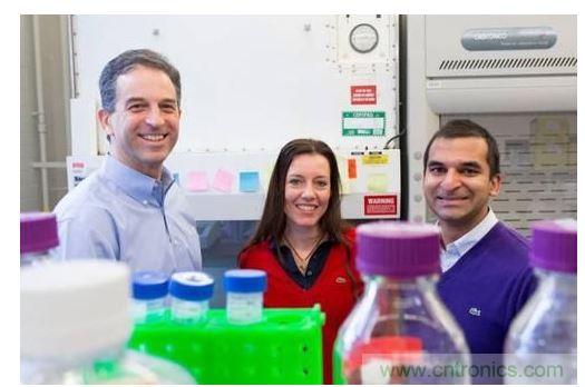 從左到右：MIT生物工程學(xué)教授Ron Weiss、機(jī)械工程學(xué)副教授Domitilla Del Vecchio，以及MIT生物工程系學(xué)生Deepak Mishra。