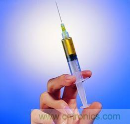 【導(dǎo)讀】不用針頭也能注射，孩子再也不用害怕打針了。日本開發(fā)的一種新型注射器不用針頭而靠氣泡壓力注射，只需將注射器緊貼皮膚，沒有疼痛感就可以將藥物高精度地輸送到目標(biāo)位置。 　　 目前市場(chǎng)上也存在無針注射器，它們通常是依靠彈簧的力量產(chǎn)生高壓來發(fā)射液體，穿透皮膚后將藥物送到肌肉，但卻有可能損害神經(jīng)，而且多少還是有一些疼痛感。 　　 芝浦工業(yè)大學(xué)副教授山西陽子率領(lǐng)的研究小組新開發(fā)的這種無針注射器全長約10厘米，它利用在液體中施加電壓來高速發(fā)射氣泡，利用氣泡破裂的力量在細(xì)胞上開出微細(xì)的孔，然后通過這個(gè)孔將含有藥物的微小氣泡注入細(xì)胞內(nèi)部。氣泡的氣體收縮后，只有藥物到達(dá)患部。 1 由于方向性很明確，所以新型注射器能針對(duì)局部進(jìn)行高精度治療，而且由于開出的孔只有4微米左右，所以對(duì)細(xì)胞的損害很小。 　　 這種無針注射器除能注射藥物外，還可以向包括植物細(xì)胞在內(nèi)的細(xì)胞內(nèi)植入基因和開展治療，有著廣泛用途。研究小組準(zhǔn)備進(jìn)一步改良注射器結(jié)構(gòu)，對(duì)能夠注射的藥量、穿孔深度等進(jìn)行更詳細(xì)的評(píng)估，并與企業(yè)合作，爭(zhēng)取早日使新型注射器達(dá)到實(shí)用化程度。