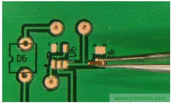 插入鉚釘，并將板子翻轉過來