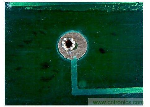 另一邊的鉚釘邊緣(顯微鏡圖像)。從這張圖可以看出配準誤差很明顯