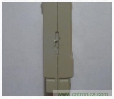 圖2：機身側(cè)面的狹縫。