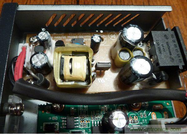 圖5：去掉塑料防護(hù)罩后的電源子系統(tǒng)細(xì)節(jié)特寫。